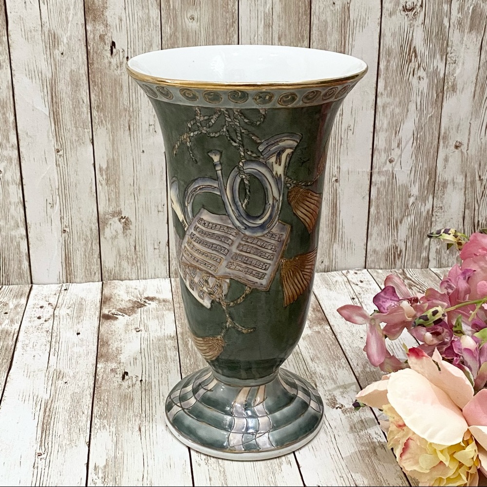 Vintage TOYO Trumpet & Tassel Porcelain 9” Vase
